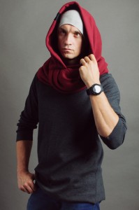 Ciepły kaptur unisex bordo w codziennym outficie