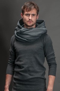 Komin z Kapturem męski w streetwearowej stylizacji