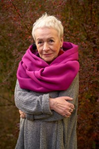 Kobieta na tle natury w dzaninowym szalu od Hultaj Polski