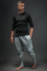 Szare Spodnie Wąskie Męskie Hultaj Polski, jasnoszare z dresówki z obniżonym krokiem i czarnymi kieszeniami