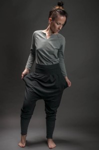 Kieszenie w Spodniach Wąskich Lekkich Ciemnoszarych Damskich, streetwearowy styl Hultaj Polski