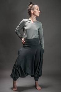 Ciemnoszare haremki do jogi od Hultaj Polski w sportowej stylizacji