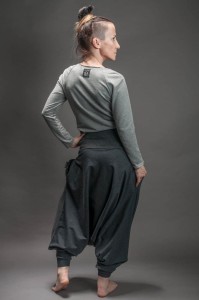 Grafitowe alladynki damskie na modelce 165 cm w rozmiarze S