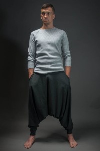 Antracytowe szarawary męskie do jogi od Hultaj Polski w sportowej stylizacji