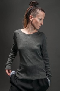 Ciemnoszary longsleeve damski oversize w minimalistycznym stylu