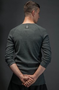 Ciemnoszary longsleeve męski oversize w minimalistycznym stylu