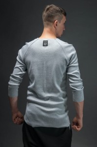 Jasnoszary longsleeve męski oversize w minimalistycznym stylu