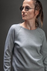 Jasnoszary longsleeve damski oversize w minimalistycznym stylu