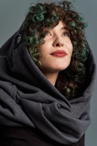 Ciemny Kaptur dla osób o Kręconych Włosach