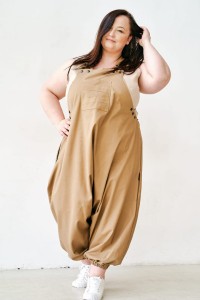 Ogrodniczki na duże rozmiary beżowe