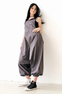 Szare ogrodniczki na szelkach szyte w Polsce na nastoletniej modelce