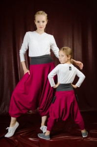 Komplet bordowych haremek dla mamy i córki od Hultaj Polski w casualowej stylizacji z białymi bluzkami