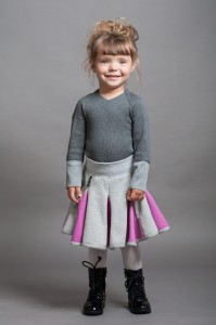 Lambadówka jasnoszara róż. Modelka rozmiar 98 (3 lata).