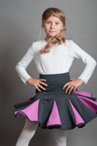 Lambadówka szara róż. Modelka rozmiar 128 (10 lat).