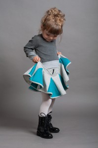 Lambadówka jasnoszara turkus. Modelka rozmiar 98 (3 lata).