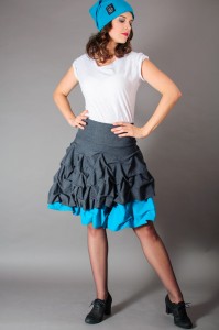 Szara spódnica mini z niebieskimi elementami