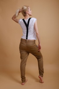 Handmade beżowe spodnie rockowe damskie – pełna sylwetka