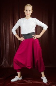 Burgundowe alladynki damskie na modelce 175 cm w rozmiarze S z białymi trampkami od Hultaj Polski