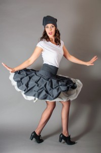 Spódnica mini z grafitowym wierzchem i szarym podbiciem, idealna na każdą porę roku