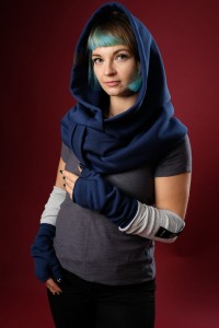 Kobieta w dzianinowym kapturze Granatowym Damskim w nocnym błękitnym odcieniu na czerwonym tle