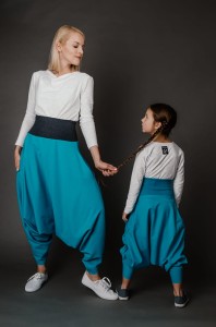 Komplet turkusowych spodni alladynki dla mamy i córki od Hultaj Polski w stylizacji z białymi longsleeve’ami