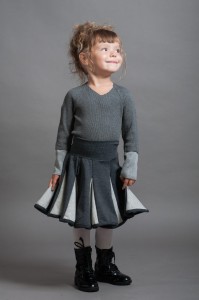 Lambadówka szaro-szara. Modelka rozmiar 98 (3 lata).