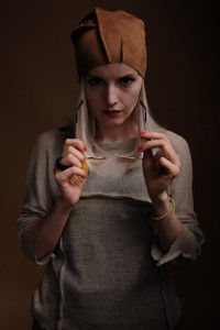 Lekka czapka Beanie zamszowa z asymetrycznymi przeszyciami