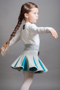 Lambadówka jasnoszara turkus. Modelka rozmiar 110 (6 lat).