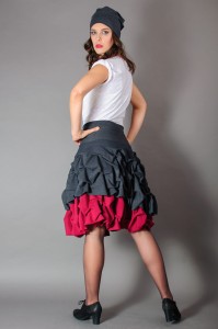 Kobieta w krótkiej spódnicy z falbanami Hultaj Polski w grafitowym i bordowym kolorze