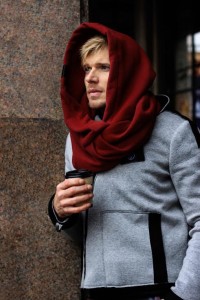 Kaptur bordo męski unisex na modelu w stylizacji streetwear