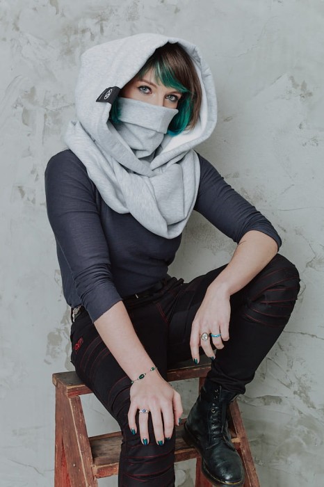 Szary Komin z Kapturem z Wszytym Golfem