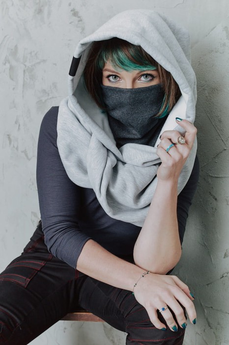 Jasnoszary Kaptur z wszytym Golfem