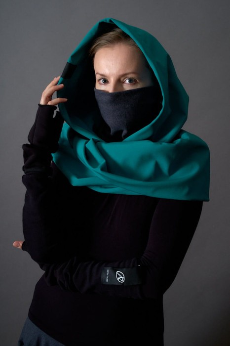 Turkusowy kaptur ochronny z wszytym ciepłym golfem, produkt dla kobiet polskiej produkcji