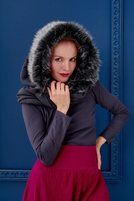 Kaptur ciemny ze sztucznym futrem wilczym