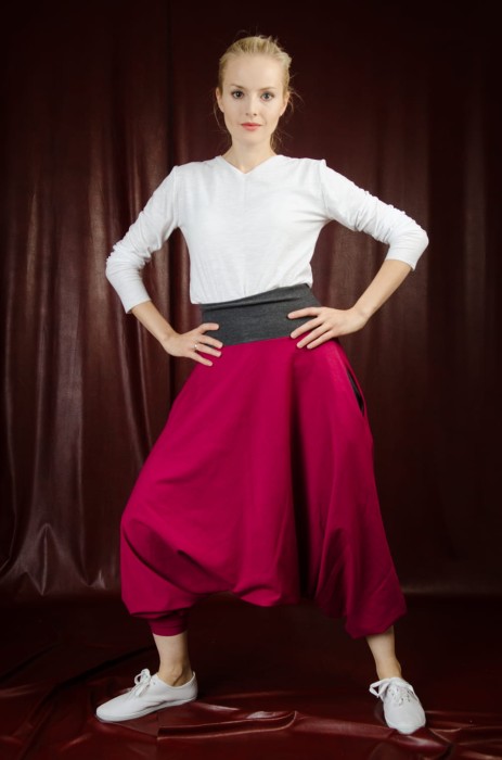 Burgundowe alladynki damskie na modelce 175 cm w rozmiarze S z białymi trampkami od Hultaj Polski