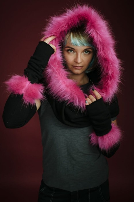 Kaptur czarny z różowym futrem