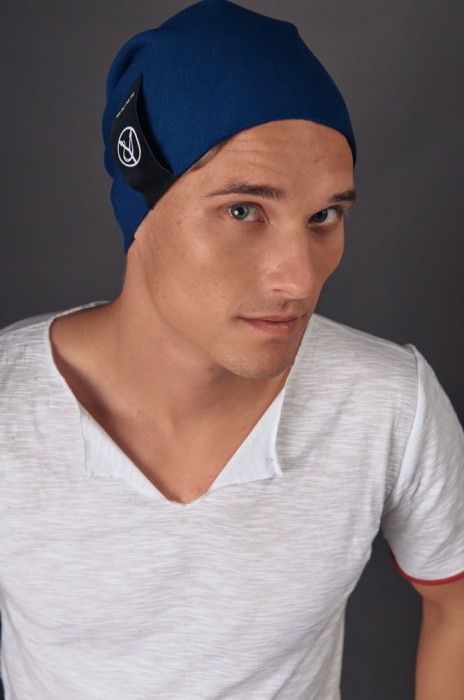 Granatowa czapka męska typu beanie szyta ręcznie z polskiej dzianiny