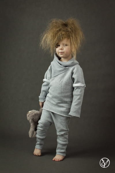 Bluza szara z kołnierzem. Spodnie wąskie szare.