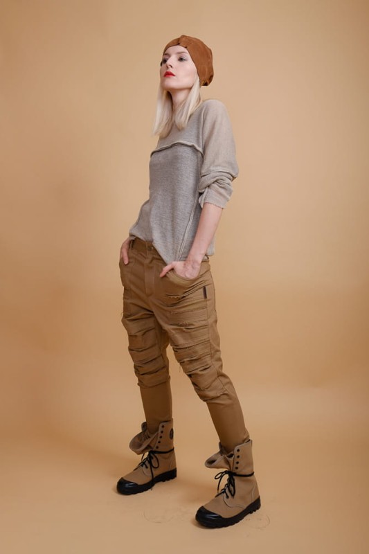 Beżowe spodnie rockowe damskie od Hultaj Polski – bok