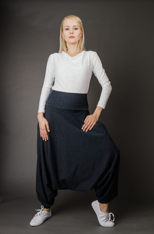 Detal ciemnoszarych haremek od Hultaj Polski – kieszenie i elastyczny ściągacz