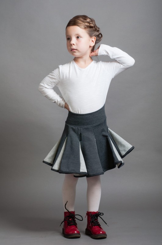 Lambadówka szaro-szara. Modelka rozmiar 110 (6 lat).