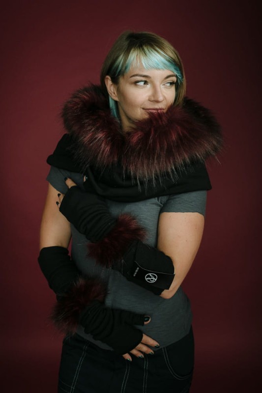 Kaptur czarny z bordowym futrem