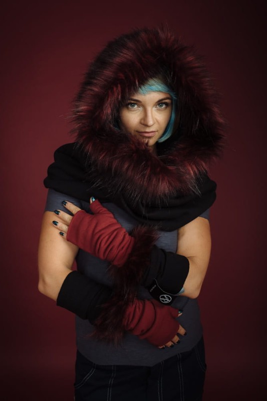 Kaptur czarny z bordowym futrem