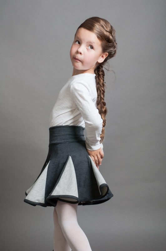 Lambadówka szaro-szara. Modelka rozmiar 110 (6 lat).