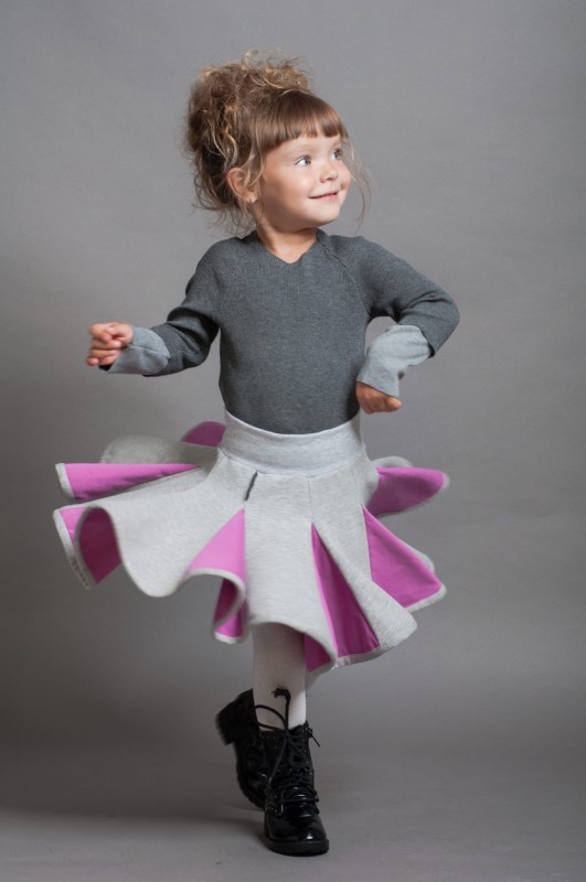 Lambadówka jasnoszara róż. Modelka rozmiar 98 (3 lata).