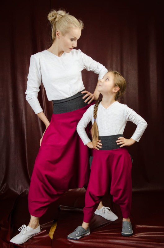 Bordowe haremki dla mamy i córki od Hultaj Polski w stylizacji do jogi na macie