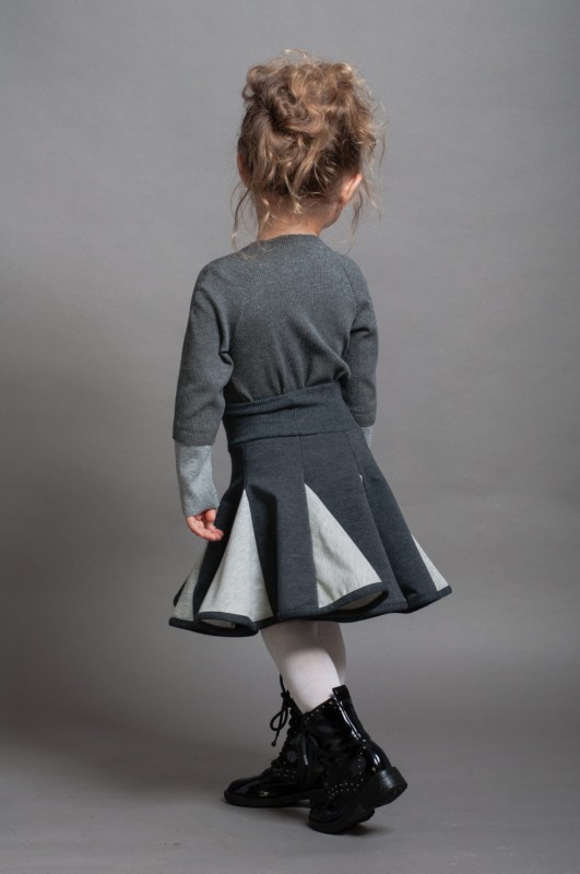 Lambadówka szaro-szara. Modelka rozmiar 98 (3 lata).