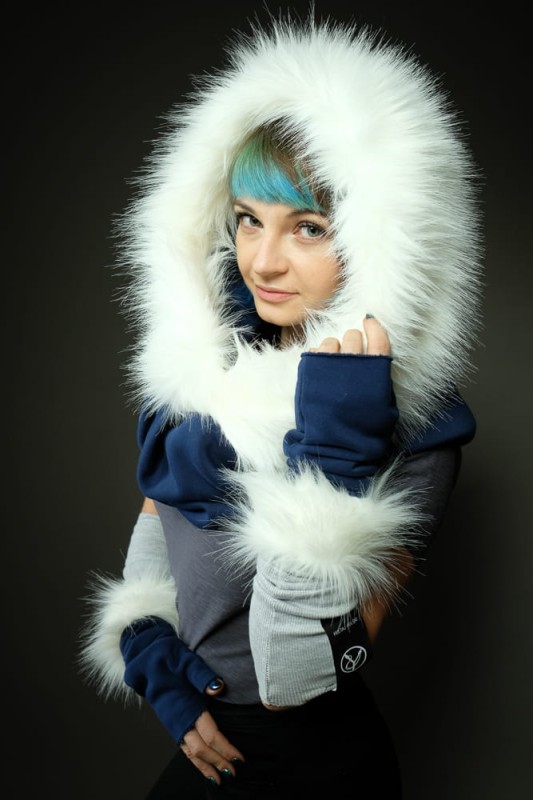 Kaptur granatowy z białym futrem