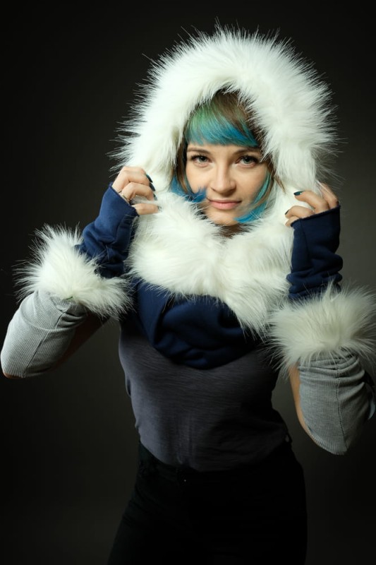 Kaptur granatowy z białym futrem