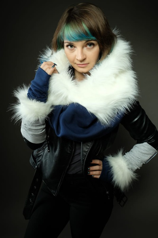 Kaptur granatowy z białym futrem